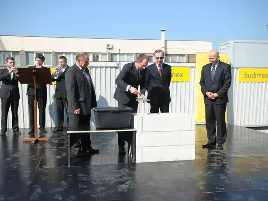 Symboliczne wmurowanie kamienia węgielnego, na zdjęciu w pierwszym rzędzie od lewej: Inżynier Kontraktu Janusz Rybka, Rektor AMKL Prof. Krystian Kiełb, Minister Kultury i Dziedzictwa Narodowego, Dyrektor Budimex S.A. Andrzej Goławski