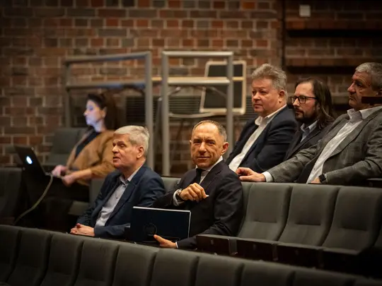 Prof. dr hab. Krystian Kiełb oraz członkowie wsp&oacute;lnoty akademickiej zgromadzeni podczas wybor&oacute;w