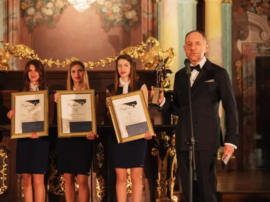 JM Rektor AMKL prof. dr hab. Krystian Kiełb odbiera statuetkę w imieniu Pana Piotra Alexewicza