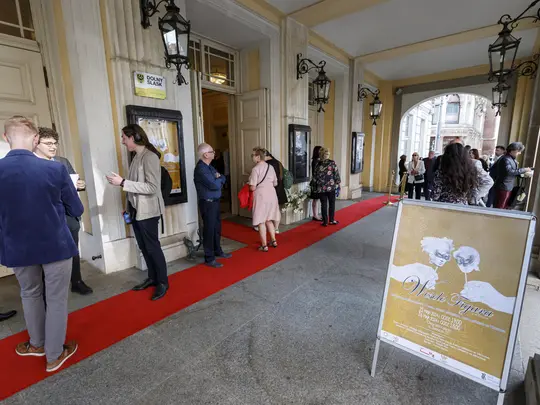 Publiczność oczekująca na spektakl Wesele Figara z okazji Uroczystego Zamknięcia Obchod&oacute;w Jubileuszu 75-lecia Akademii Muzycznej im. Karola Lipińskiego we Wrocławiu
