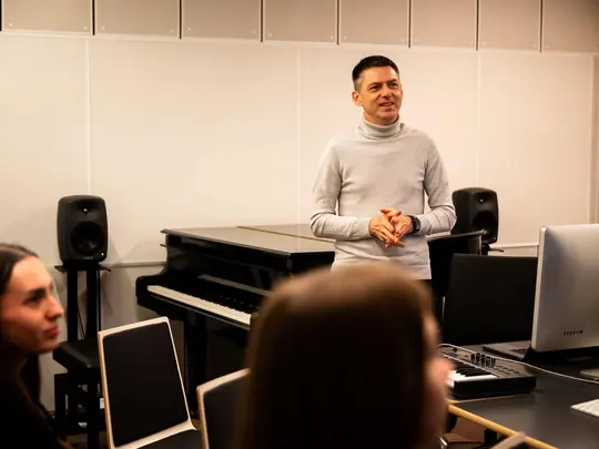 dr Marcin Rupociński podczas prezentacji Studia Kompozycji Komputerowej