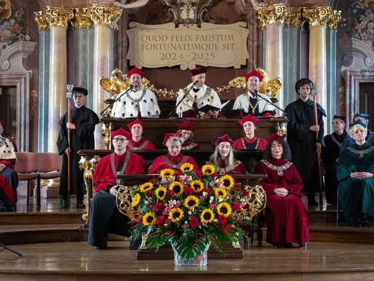 Rektor Akademii Muzycznej im. Karola Lipińskiego we Wrocławiu prof. dr hab. Krystian Kiełb rozpoczyna uroczystość