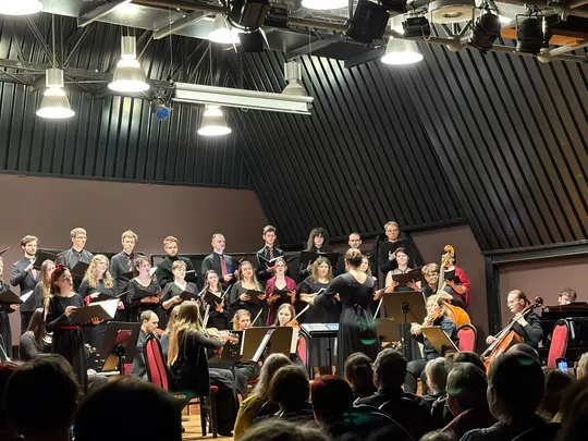 Koncert kolędowo-karnawałowy, wyk. Ch&oacute;r Kamerlany AMKL pod kierownictwem artystycznym prof. dr hab. Jolanty Szybalskiej-Matczak we wsp&oacute;łpracy z mgrem Kacprem Kubiakiem, Orkiestra Smyczkowa Wydziału Edukacji Muzycznej, Ch&oacute;ralistyki i Muzyki Kościelnej pod k