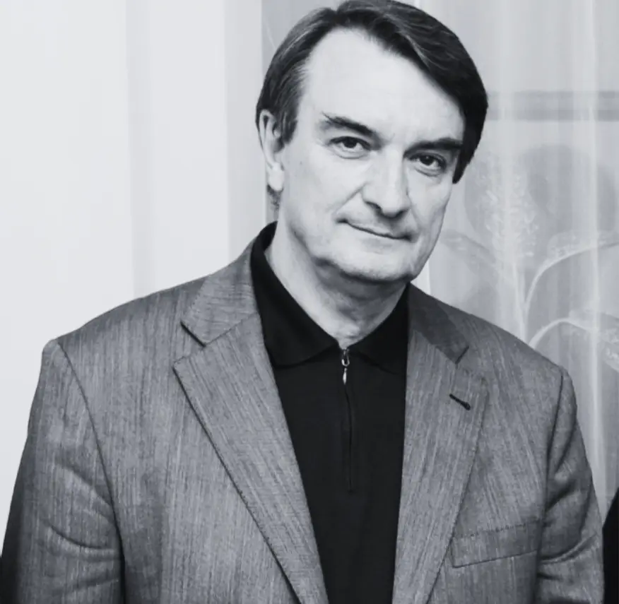 Czarno-biały portret dra hab. Zbigniewa Faryniarza