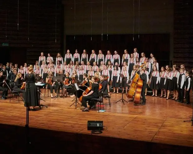 Koncert zespoł&oacute;w dziecięcych pod kierunkiem Kierownik Katedry Edukacji Muzycznej dr hab. Małgorzaty Podzielny, prof. AMKL, występują: Ch&oacute;r Dziewczęcy NFM oraz Ch&oacute;r Chłopięcy NFM