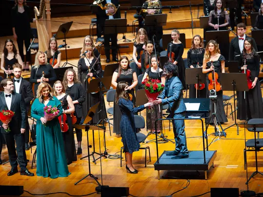 Wręcznie kwiat&oacute;w solistom oraz dyrygentowi