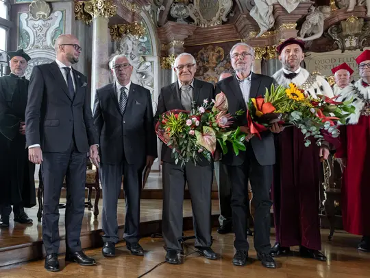 Laureaci Wrocławskiej Nagrody Naukowej roku 2022: Pan prof. Aleksander Weron i Pan prof. Michał Jędrzejewski oraz Wiceprezydent Wrocławia Pan Jakub Mazur, Przewodniczący Kapituły Wrocławskiej Nagrody Naukowej Pan dr Jacek Ossowski, Pan prof. Andrzej Piguls