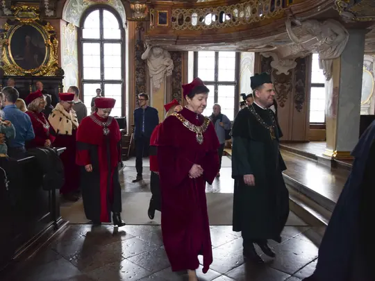 Orszak akademicki opuszcza Aulę Leopoldina