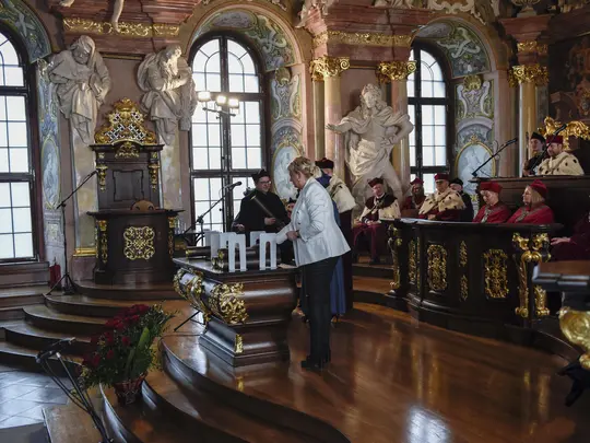 Rektor Akademii Muzycznej prof. dr hab. Krystian Kiełb  wręcza dyplomy Doktorom i Doktorom Habilitowanym