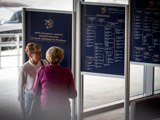 Publiczność oczekująca na rozpoczęcie pr&oacute;by otwartej