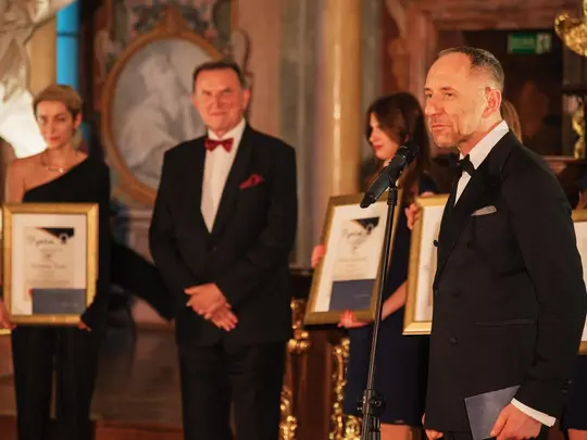 JM Rektor AMKL prof. dr hab. Krystian Kiełb odbiera statuetkę w imieniu Pana Piotra Alexewicza