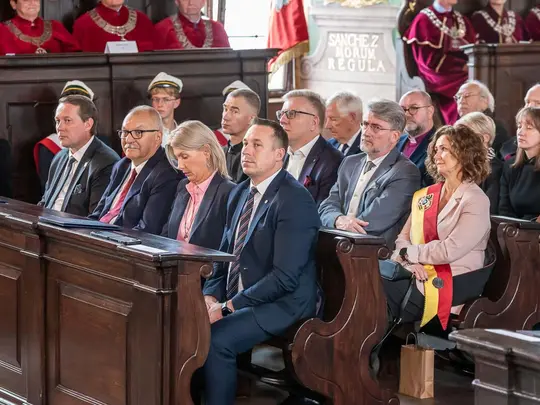 Wiceprezydent Wrocławia Michał Młyńczak, Cezary Przybylski, Wiceprezydent Wrocławia Beata Granowska, Marszałek Wojew&oacute;dztwa Dolnośląskiego Paweł Gancarz oraz zgromadzeni Goście