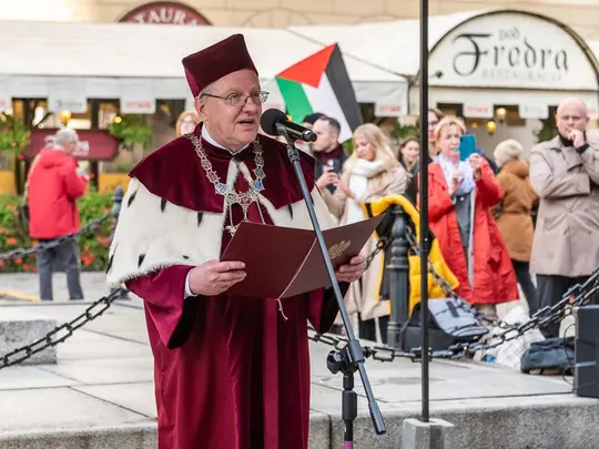 The Chairman of the KRUWiO, Rector of the University of Wrocław, Prof. Dr. hab. Robert Olkiewicz, officially announces the beginning of the 2024/2025 academic year at the Wrocław Market Square.