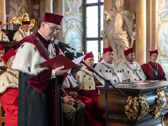 Rektor Politechniki Wrocławskiej prof. dr hab. Arkadiusz W&oacute;js wygłasza laudację dla prof. Krzysztofa Abramskiego