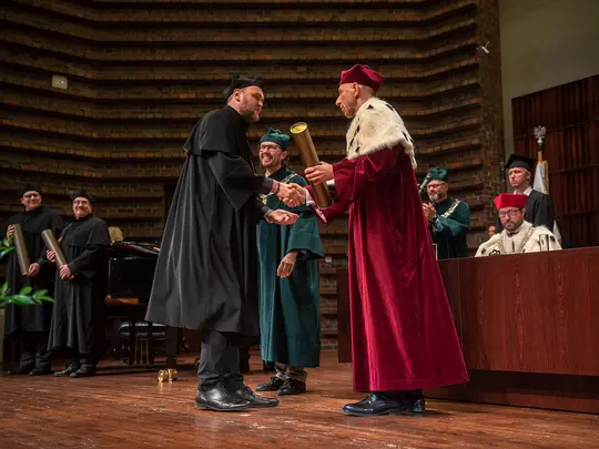 Rektor Akademii Muzycznej prof. dr hab. Krystian Kiełb zaprasza na estradę doktor&oacute;w i wręcza dyplomy