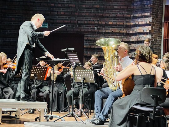 Bartosz Sokołowski (tubista) wraz z Wojciechem Rodkiem (dyrygent) oraz Akademicką Orkiestrą Symfoniczną