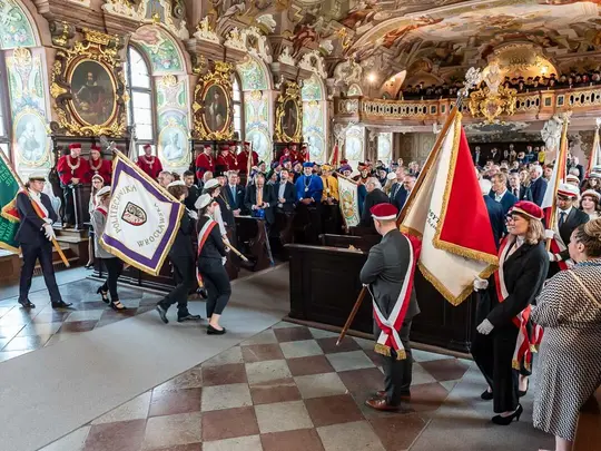 Uroczysty orszak akademicki w drodze na drugą część Środowiskowej Inauguracji Roku Akademickiego 2023/2024 na wrocławskim Rynku