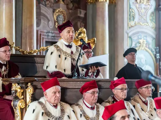 Rektorzy KRUWiO oraz Przewodniczący KRUWiO prof. dr hab. Krystian Kiełb podczas przem&oacute;wienia inauguracyjnego.