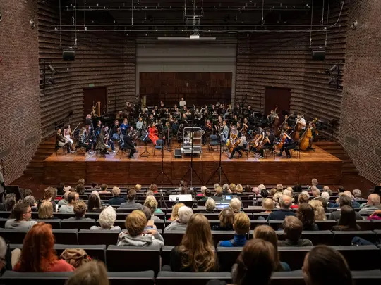 Publiczność zgromadzona podczas pr&oacute;by otwartej, Maestro Marek Pijarowski oraz Akademicka Orkiestra Symfoniczna