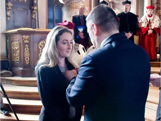 dr Aleksandra Pijarowska odznaczona Brązowym Krzyże Zasługi