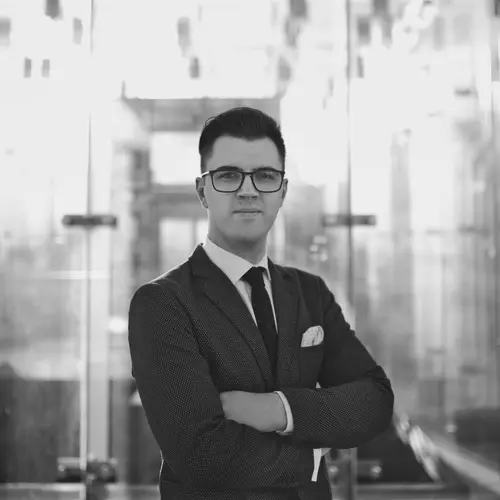 Ignacy Wojciechowski stoi z założonymi rękoma