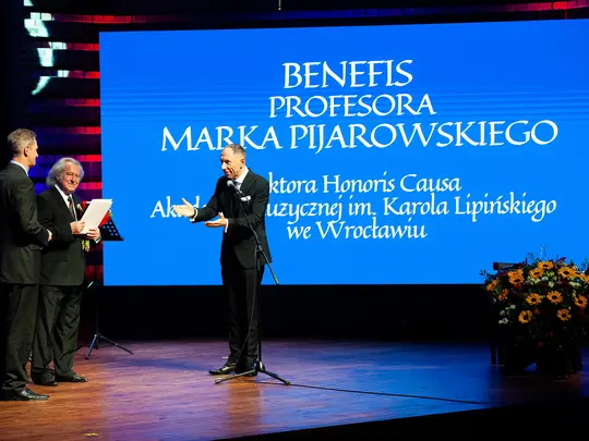 JM Rektor, prof. dr hab. Krystian Kiełb, zaprasza na scenę prof. Jacka Rogalę