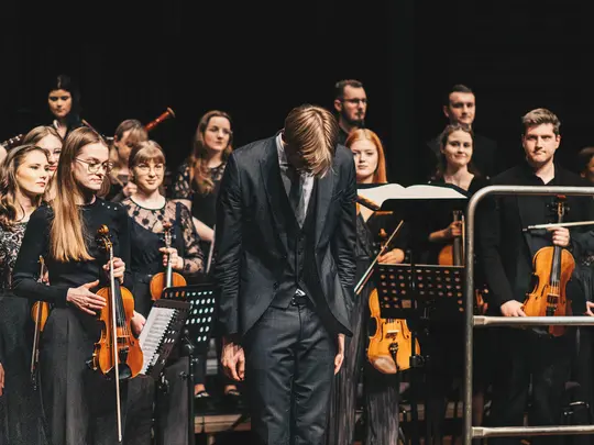 Julian Gilewski (Laureat I miejsca) wraz z Akademicką Orkiestrą Symfoniczną