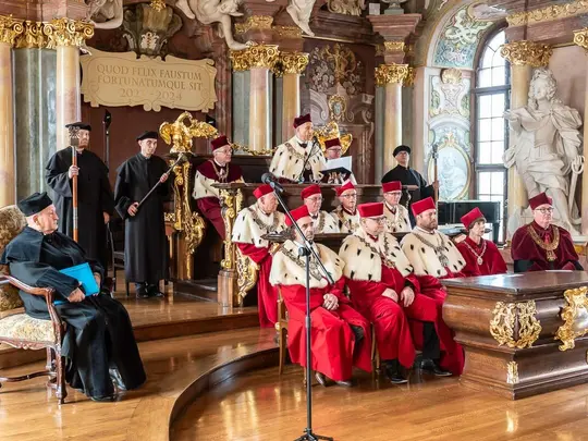 Rektorzy KRUWiO oraz Krzysztof Pietraszkiewicz, zaproszony do wygłoszenia wykładu inauguracyjnego podczas uroczystości.