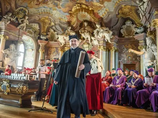 Uroczysta promocja, dr Tomasz Dobrzański