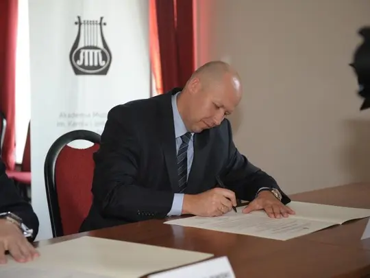 Podpisanie aktu erekcyjnego przez Dyrektora Andrzeja Goławskiego - BUDIMEX S.A.