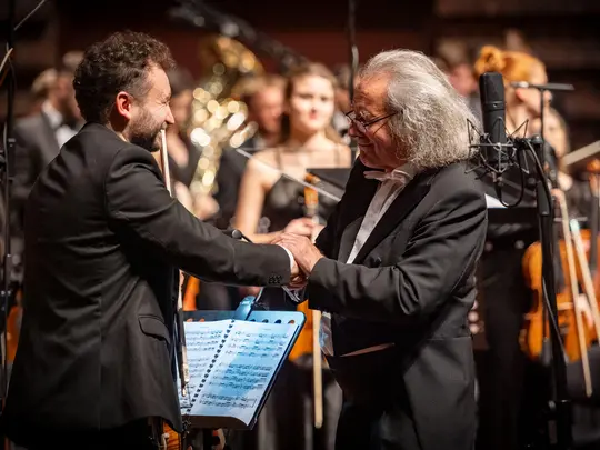 Maestro Marek Pijarowski oraz Radosław Pujanek, koncertmistrz Akademickiej Orkiestry Symfonicznej