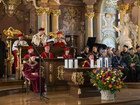 Rektor Akademii Muzycznej im. Karola Lipińskiego we Wrocławiu, prof. dr hab. Krystian Kiełb, kończy uroczystość.
