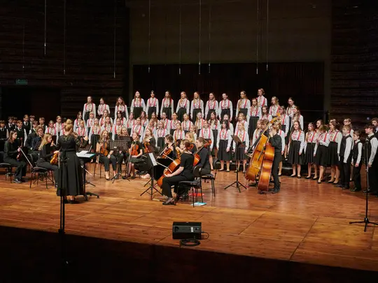 Koncert zespoł&oacute;w pod kierunkiem Kierownik Katedry Edukacji Muzycznej dr hab. Małgorzaty Podzielny, prof. AMKL, występują: Ch&oacute;r Dziewczęcy NFM oraz Ch&oacute;r Chłopięcy NFM, Orkiestra Smyczkowa Wydziału Edukacji Muzycznej, Ch&oacute;ralistyki i Muzyki Kościelnej AMKL, K