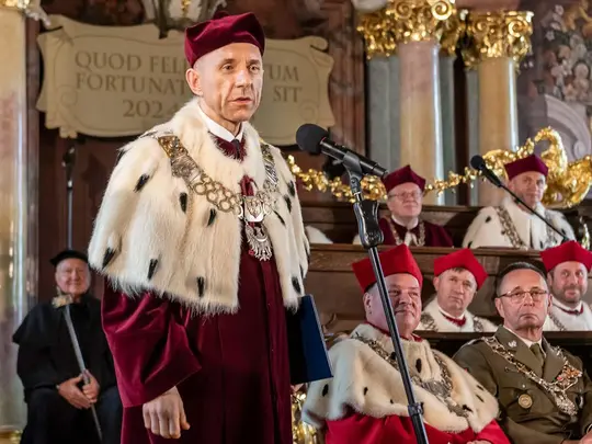 JM Rektor Akademii Muzycznej im. Karola Lipińskiego we Wrocławiu prof. dr hab. Krystian Kiełb wygłasza laudację dla laureata Wrocławskiej Nagrody Naukowej prof. dra hab. Marka Pijarowskiego