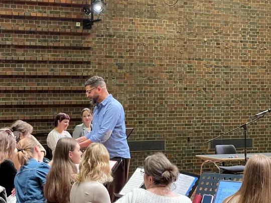 Lionel Sow oraz uczestniczy kursu