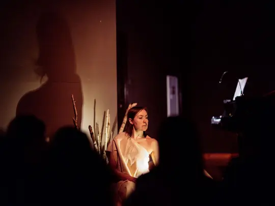 Performans muzyczno-ruchowy pt. &bdquo;Pożywiaj się kroplami kadzidła i kardamonowym sokiem&rdquo;