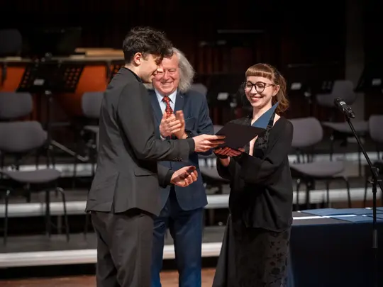 Koncert laureat&oacute;w - wręczenie Nagrody Akademickiej Orkiestry Kameralnej Pawłowi Grafowi