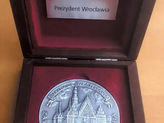 Medal Merito de Wratislavia&nbsp;&ndash; Zaslużony dla Wrocławia przyznany dr. hab. Piotrowi Rojkowi, prof. AMKL