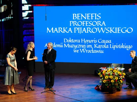 Prof. dr hab. Magdalena Blum i dr hab. Aleksandra Kubas-Kruk  składają gratulacje