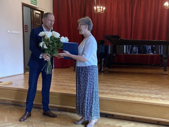 Podziękowanie za wieloletnią pracę w Akademii Muzycznej im. Karola Lipińskiego we Wrocławiu dla Pani kierownik Doroty Kanafy