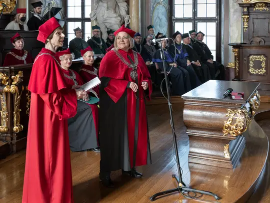 Prorektor AST prof. Elżbieta Czaplińska-Mrozek dokonuje immatrykulacji przedstawicieli student&oacute;w I roku Uczelni  Artystycznych Wrocławia