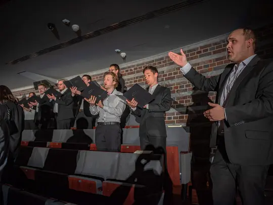 Ch&oacute;r im. Stanisława Krukowskiego AMKL pod dyrekcją Michała Kanafy wykonuje hymn Gaudeamus igitur&hellip;