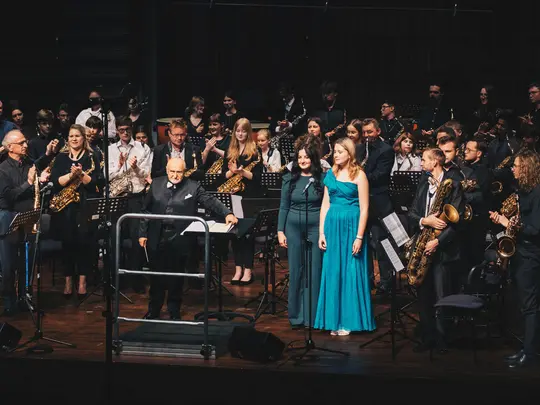 Orkiestra Saksofonowa z dyrygentem Maestro Lvem Arsteinem  i solistkami- Akuliną Andreevą  oraz Anastasią Gudim