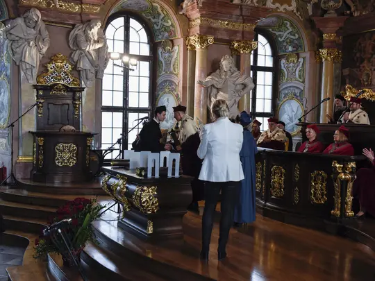 Rektor Akademii Muzycznej prof. dr hab. Krystian Kiełb  wręcza dyplomy Doktorom i Doktorom Habilitowanym