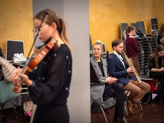 Akademicka Orkiestra Symfoniczna w sali pr&oacute;b orkiestry