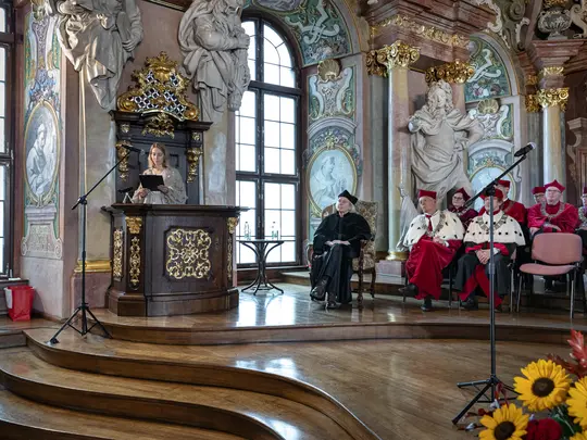 Wystąpienie przedstawicielki dyplomant&oacute;w trzech uczelni artystycznych Wrocławia &ndash; Pani mgr Marty Gawlik-Maj, absolwentki kierunku Malarstwo