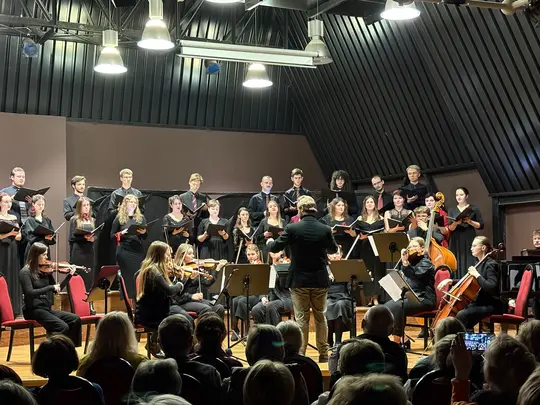 Koncert kolędowo-karnawałowy, wyk. Ch&oacute;r Kamerlany AMKL pod kierownictwem artystycznym prof. dr hab. Jolanty Szybalskiej-Matczak we wsp&oacute;łpracy z mgrem Kacprem Kubiakiem, Orkiestra Smyczkowa Wydziału Edukacji Muzycznej, Ch&oacute;ralistyki i Muzyki Kościelnej pod k