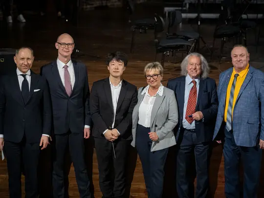 JM Rektor AMKL prof. dr hab. Krystian Kiełb,  Dyrektor WCA Tomasz Janoś, , Laureat I miejsca Daehwan Kim, Prof. dr hab. Marek Pijarowski, dr h.c. AMKL, Konsul Honorowy Francji we Wrocławiu wraz z osobą towarzyszącą