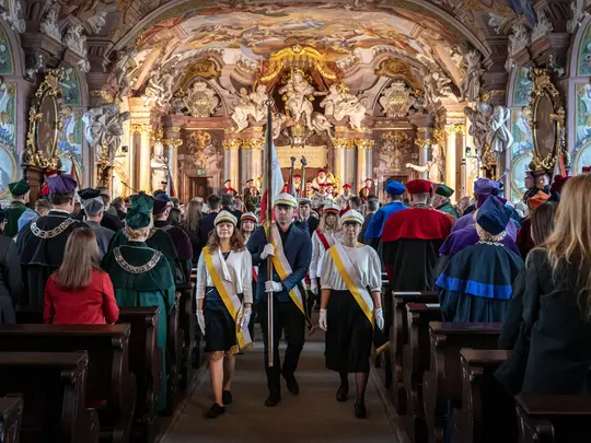 Orszak akademicki opuszcza Aulę Leopoldyńską w Gmachu Gł&oacute;wnym Uniwersytetu Wrocławskiego