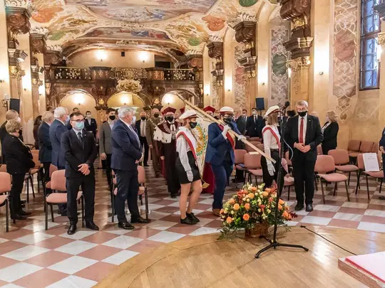 Wejście pocztu sztandarowego do Oratorium Marianum